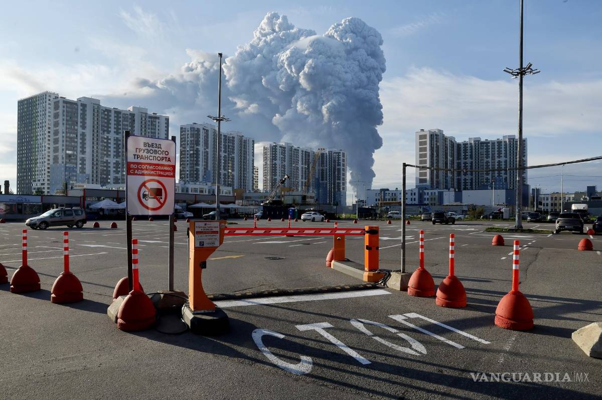 $!El humo se eleva desde un incendio en los almacenes de la tienda rusa de Internet Wildberries en Shushary, a las afueras de San Petersburgo, Rusia.