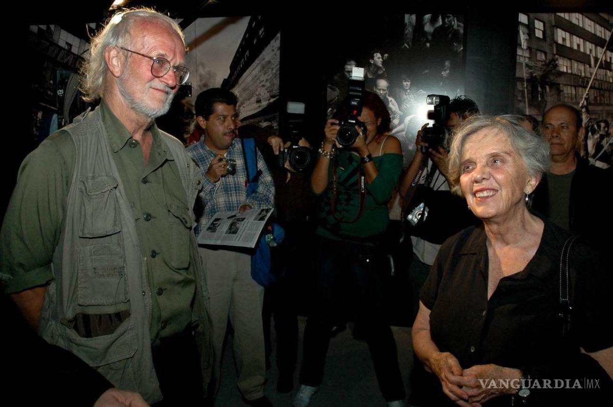 $!01ABRIL2009. Elena Ponistowska en la exposición del fotógrafo checo y legendario maestro de la fotografía, Josef Koudelka, titulada: Invasión 68: Praga.