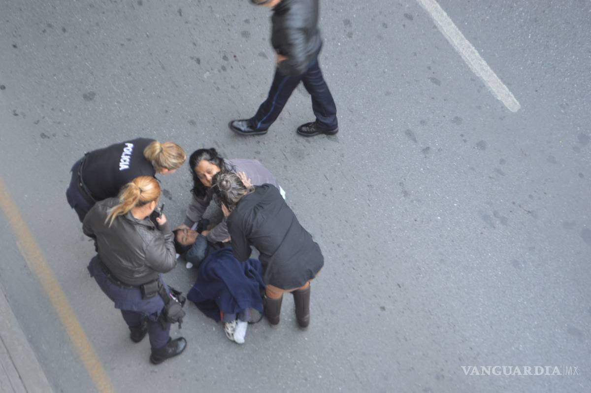 $!Niño rompe ventana de carro y sale volando en pleno periférico