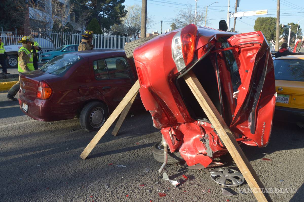 $!Tras sufrir un infarto cerebral, taxista causa carambola en bulevar Coss de Saltillo