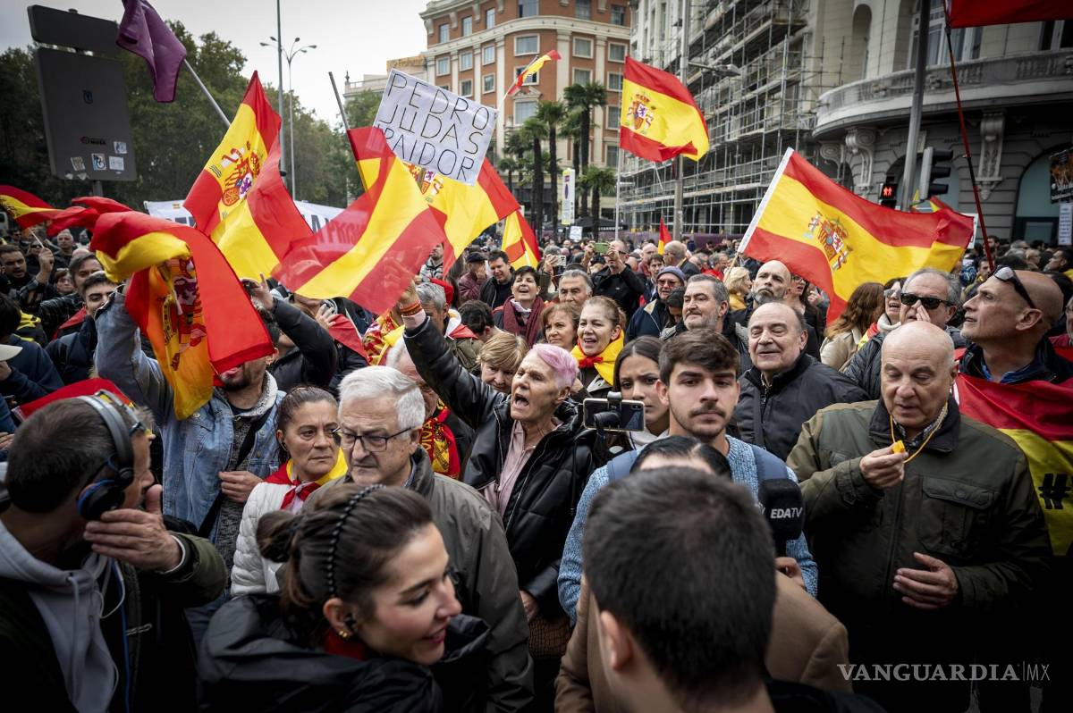 $!Opositores a la investidura del líder socialista Pedro Sánchez se manifiestan en los alrededores del Congreso de Diputados.