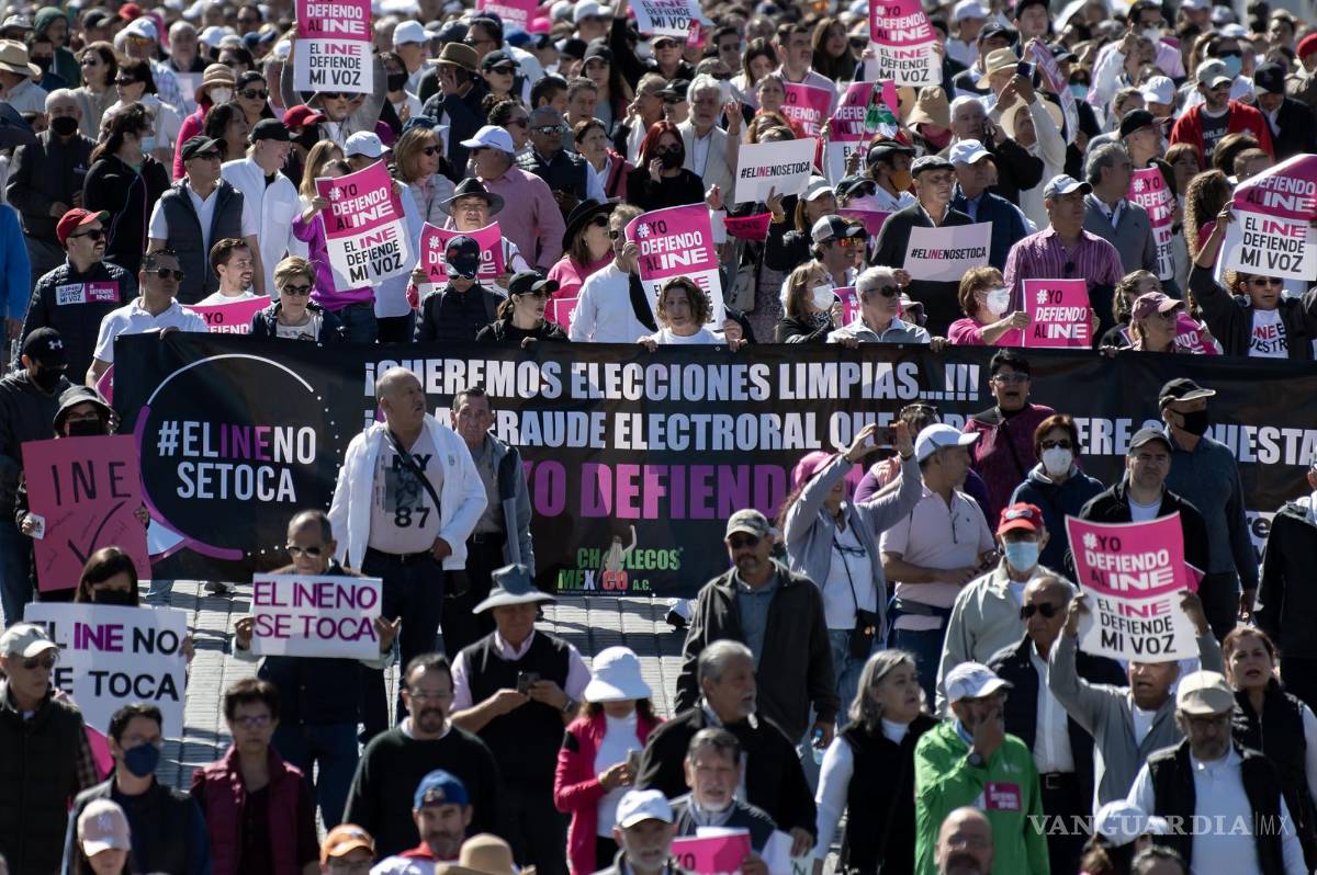 $!Decenas de personas marchan en defensa defensa del INE y contra la polémica reforma electoral que impulsa Andrés Manuel López Obrador en Monterrey.