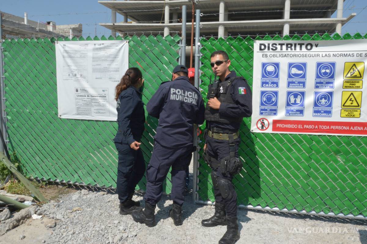 $!Se desploma marquesina en edificio de Saltillo; se lesionan dos personas