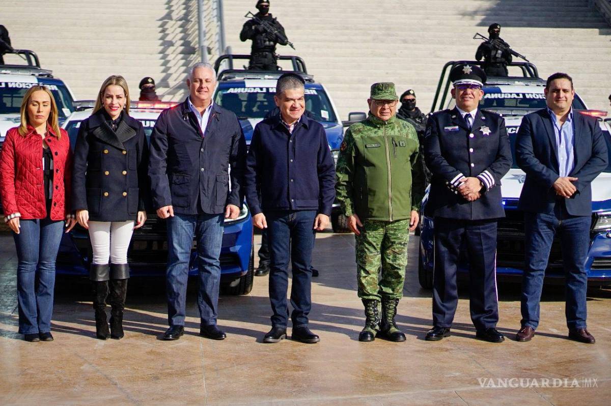 $!Se entregaron reconocimientos y estímulos económicos a elementos municipales por actos heroicos, ya que trasladaron al hospital a un menor de cuatro meses con broncoaspiración para que recibiera asistencia inmediata.