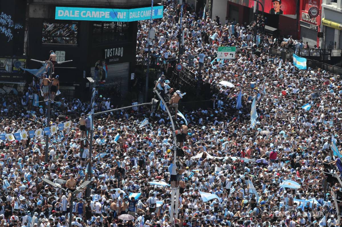 $!Hinchas de Argentina celebran la victoria de la selección argentina en el Mundial de Qatar 202, en los alrededores del Obelisco en Buenos Aires, Argentina.