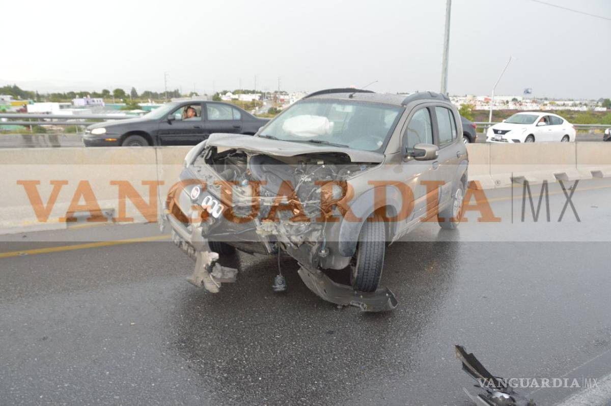 $!Intensa lluvia provoca choque múltiple y volcadura en Saltillo