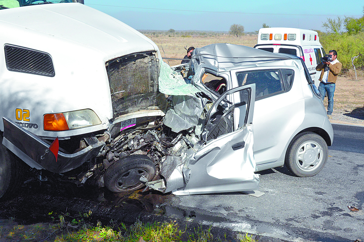 $!Mueren periodista y su familia tras accidente en carretera libre a Torreón