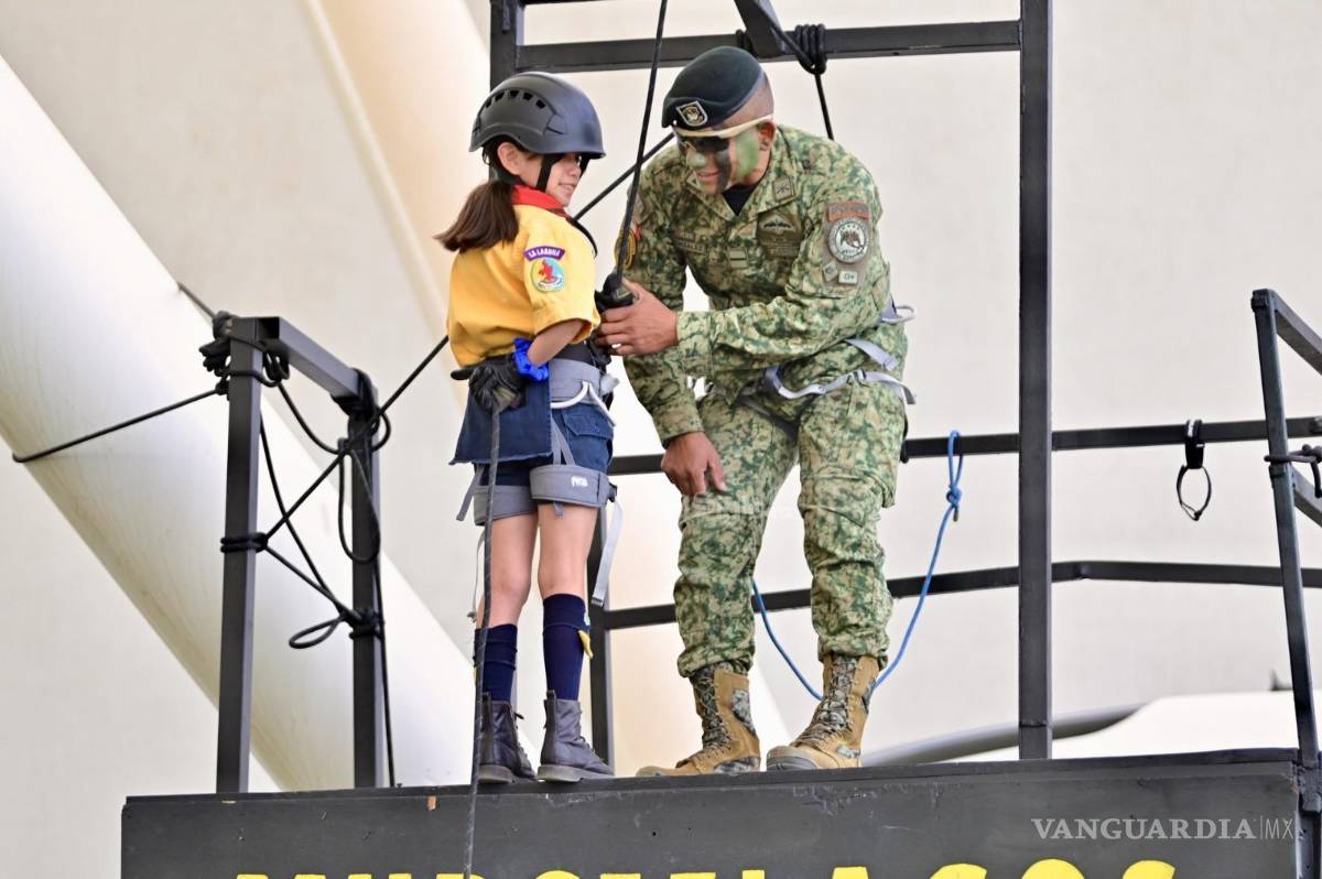 $!La exposición militar continúa atrayendo a visitantes de distintos puntos de Coahuila y estados vecinos, en una muestra que busca reforzar el vínculo entre ciudadanía e instituciones armadas mediante actividades educativas y de acercamiento directo.