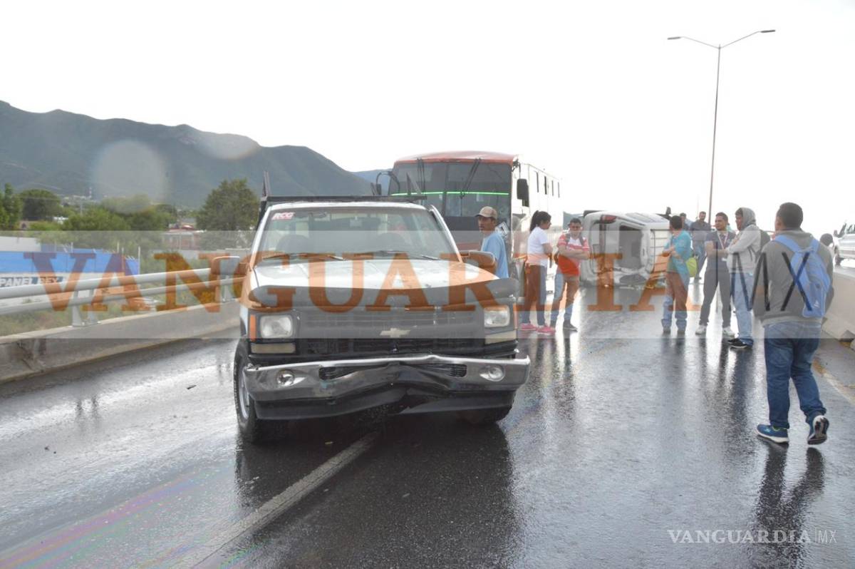 $!Intensa lluvia provoca choque múltiple y volcadura en Saltillo