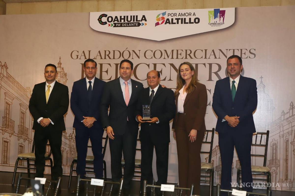 $!Fernando Oyervides Rojas, de Tiendas y Blancos Yessica, recibió el Galardón Honor al Mérito en el Comercio.