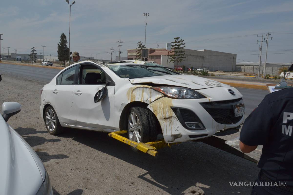 $!Choque y volcadura dejan a conductor lesionado; otro conductor resulta ileso