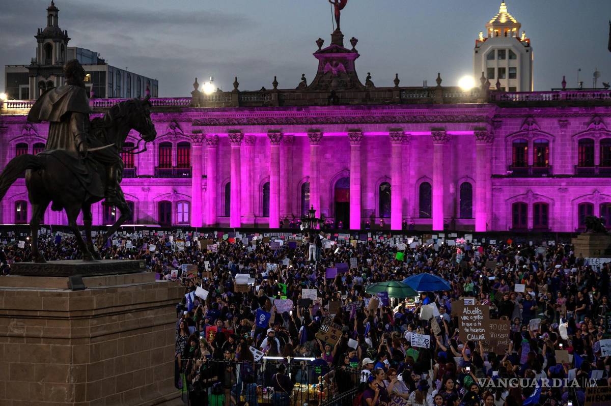 $!Mujeres de diferentes colectivos feministas marchan durante el Día de la Mujer este viernes en la ciudad de Monterrey, Nuevo León.