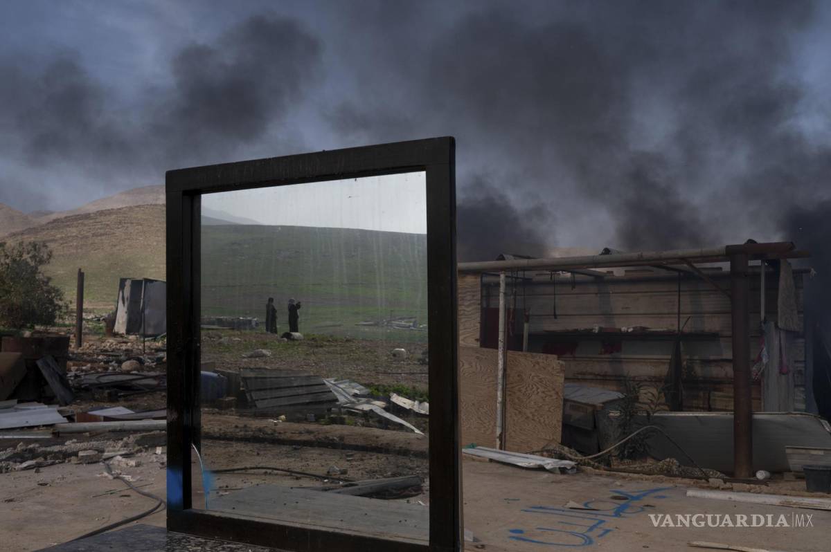 $!Palestinos beduinos durante el desalojo de sus viviendas en la localidad cisjordana de Ras Ein Al Auja. Ya no queda nada de lo que fue la aldea palestina de pastores.