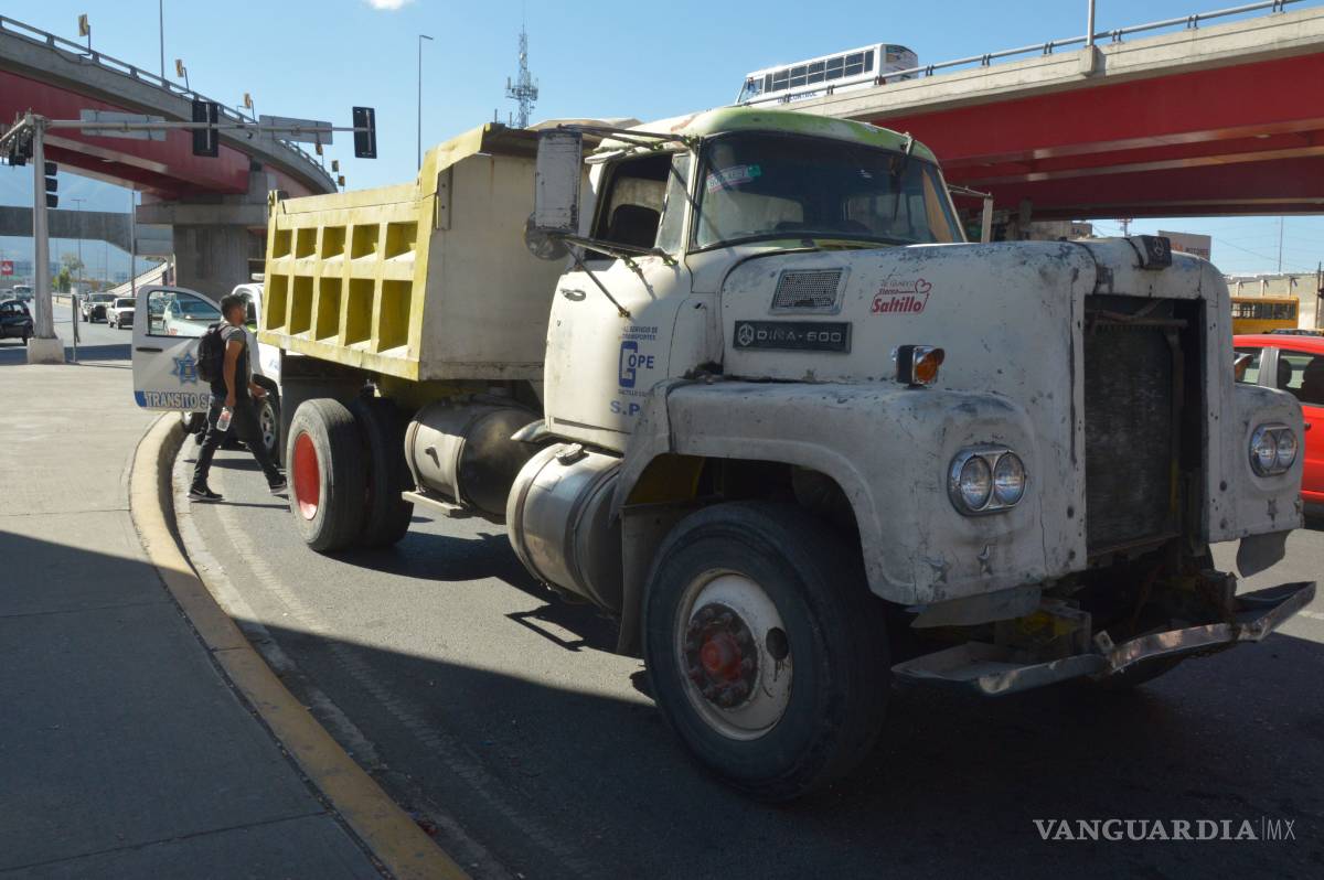 $!Le falla el cálculoa chofer de camión y pega por alcance en Saltillo
