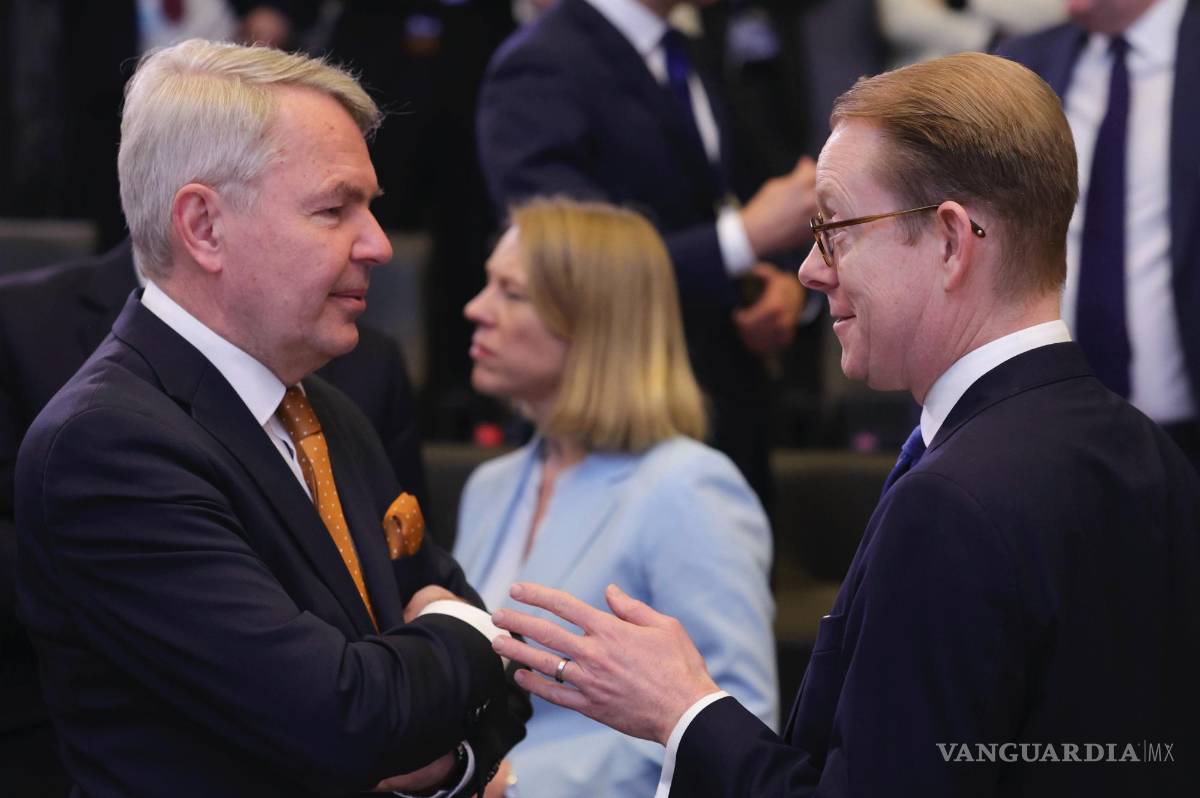 $!El ministro de Relaciones Exteriores de Finlandia, Pekka Haavisto, a la izquierda, habla con el ministro de Relaciones Exteriores de Suecia, Tobias Billstrom.
