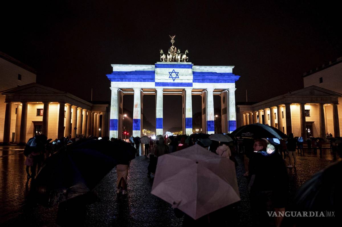 $!Como una muestra de solidaridad el gobierno alemán iluminó la Puerta de Brandenburgo con los colores de la bandera de Israel.