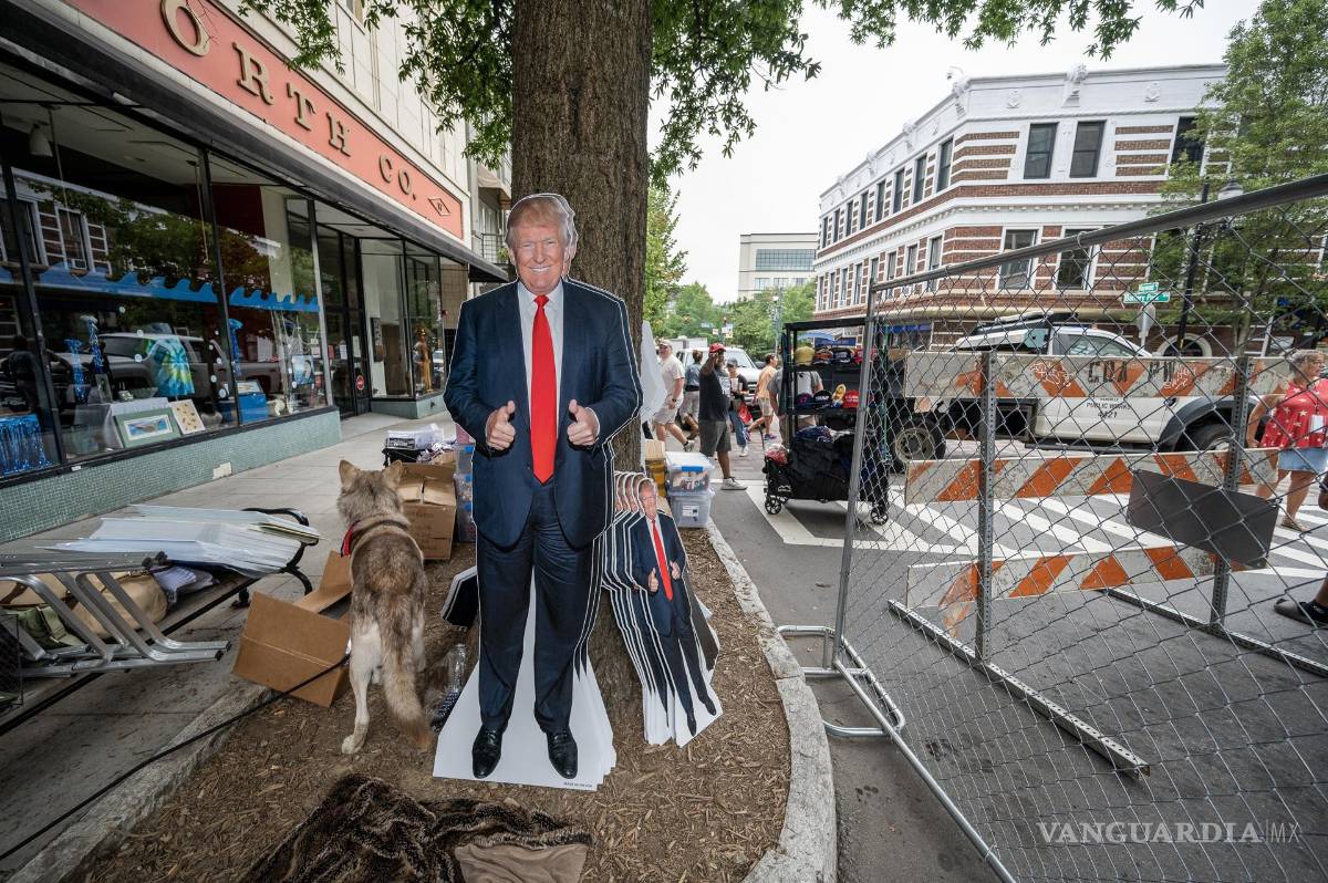 $!Una figura de cartón de Donald Trump se encuentra cerca del lugar donde el candidato presidencial republicano realizará un mitin de campaña en Asheville.