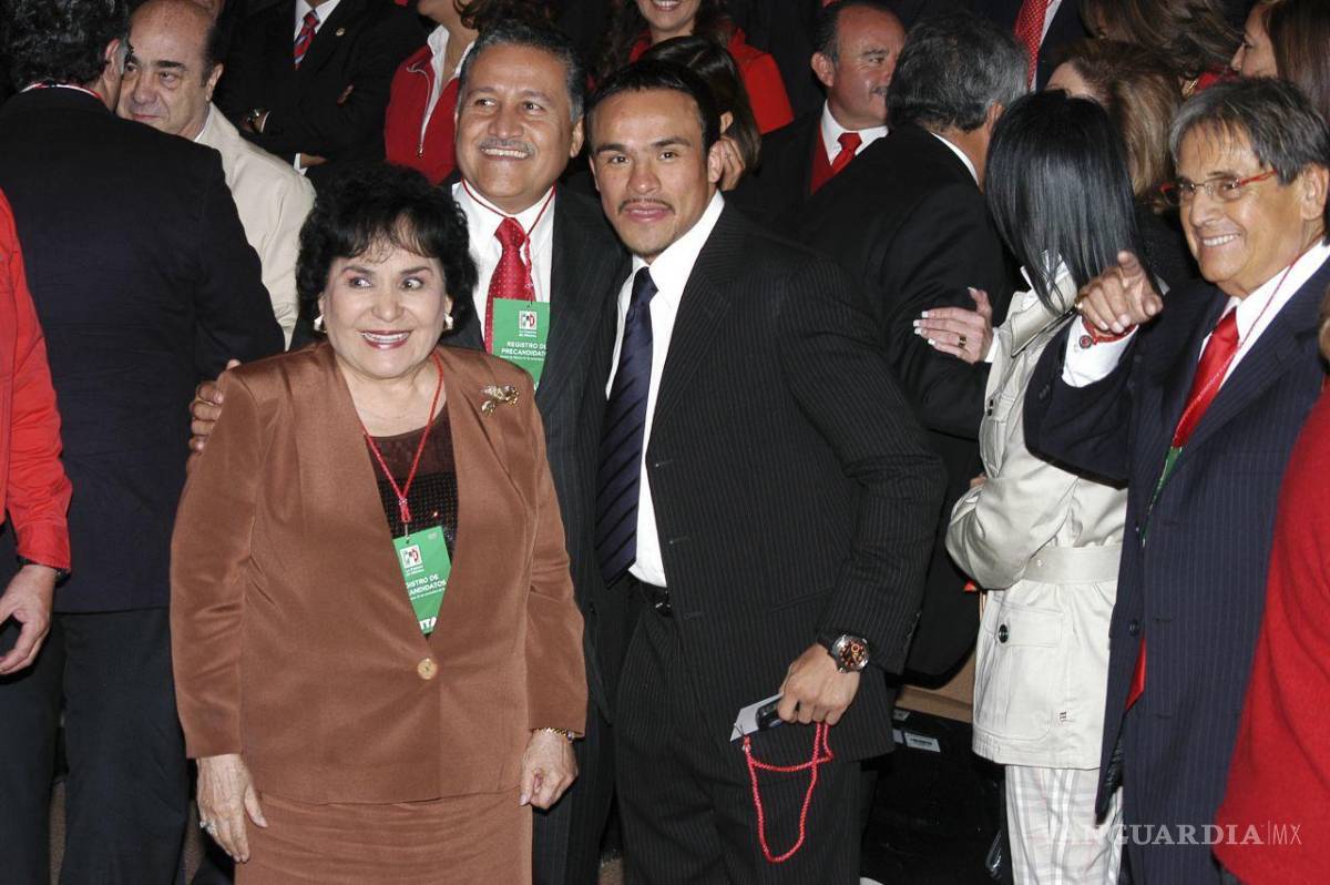$!27 de noviembre de 2011. Carmen Salinas en el registro de Enrique Peña Nieto como precandidato del PRI, para contender por la presidencia de México. Cuartoscuro/Guillermo Perea