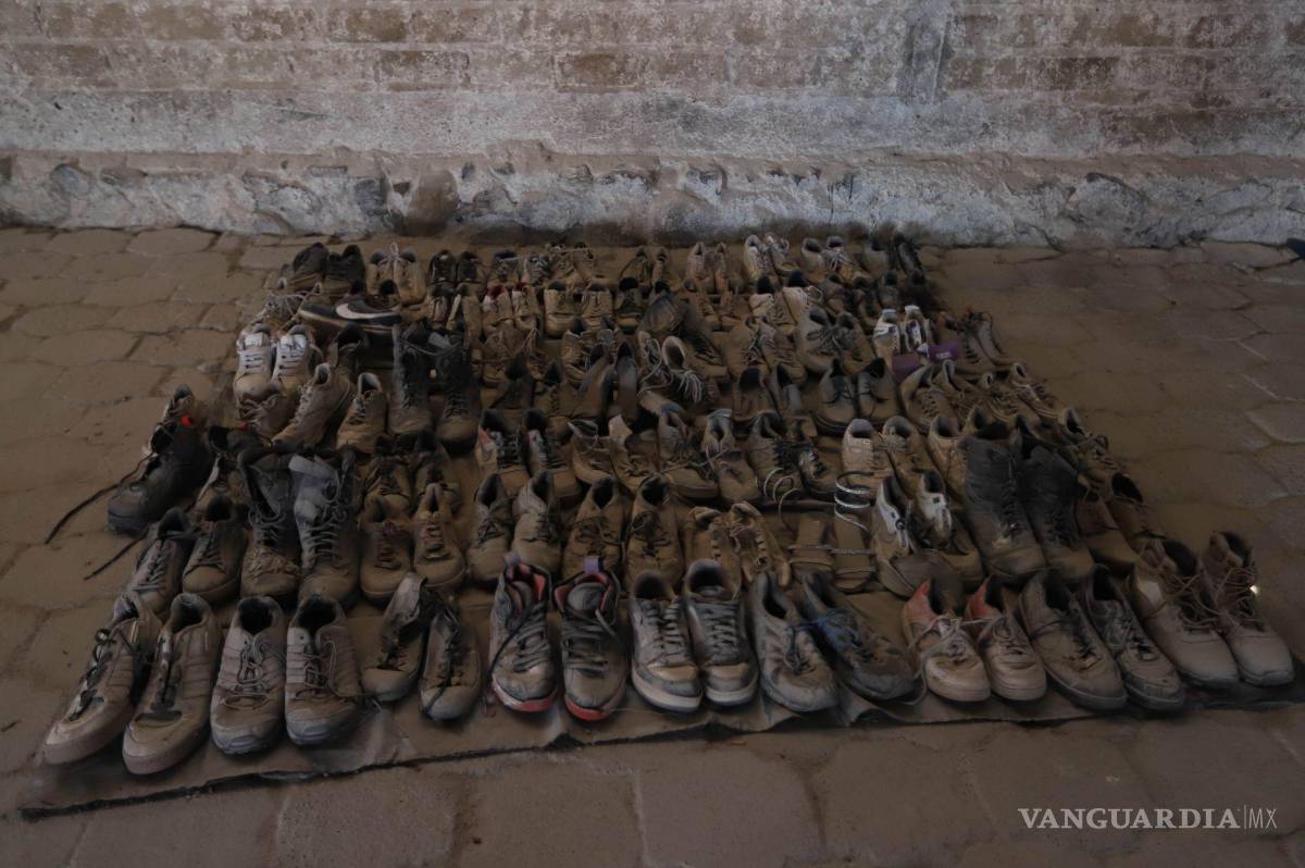 $!La Fiscalía del Estado de Jalisco difundió unas imágenes de las prendas y zapatos que han sido localizados en el crematorio clandestino, ubicado dentro del rancho Izaguirre.