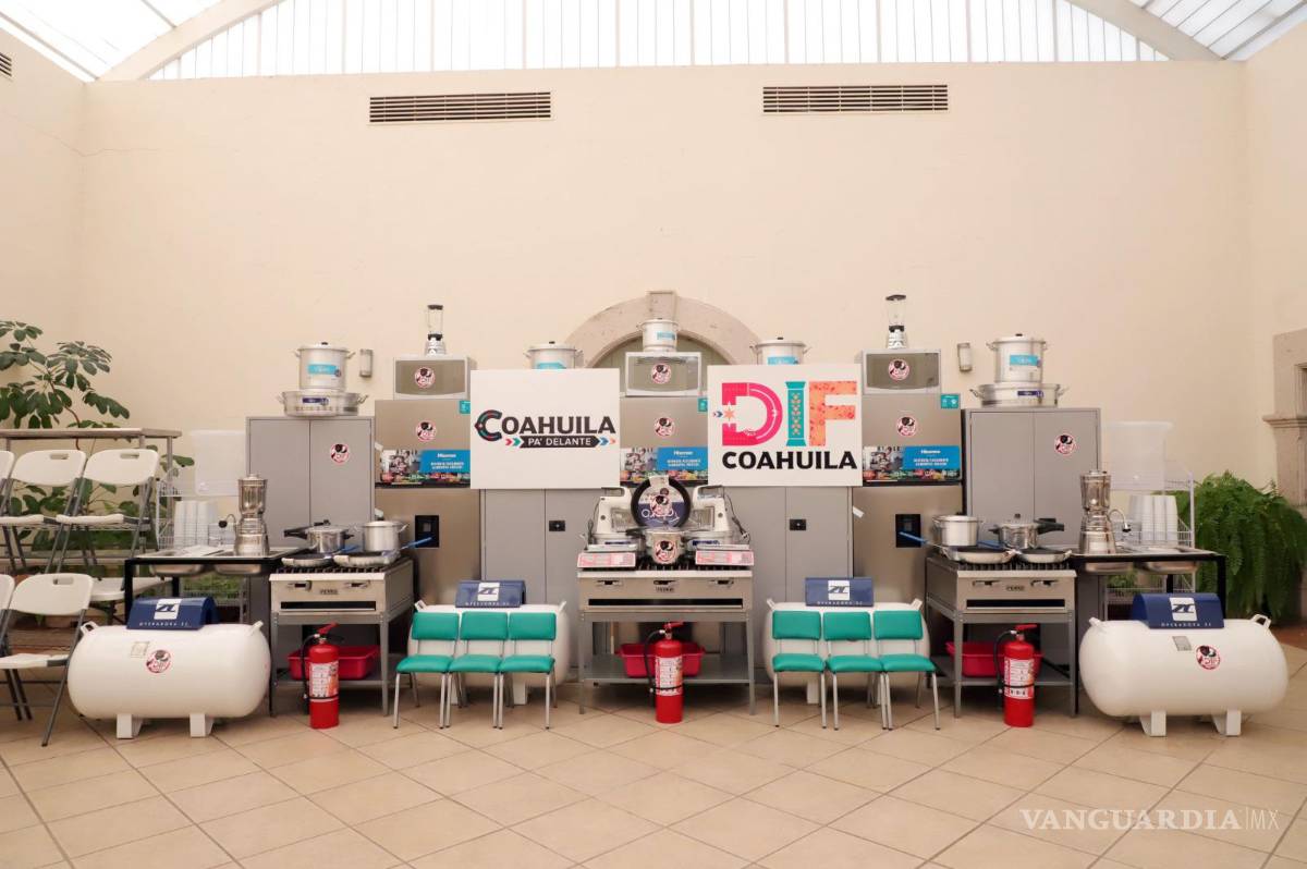 $!Autoridades del DIF Coahuila y del sector educativo encabezaron la entrega de equipamiento.