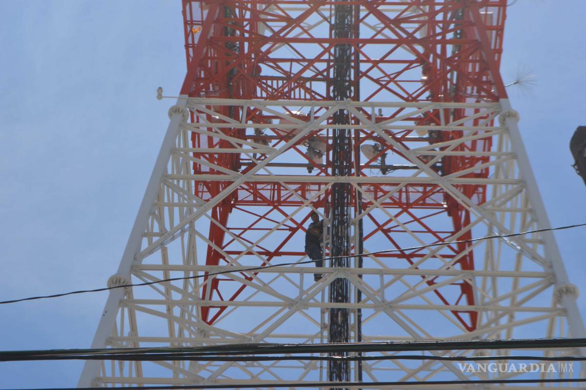 $!Reparaba antena y le da ataque a 20 metros de altura en Saltillo