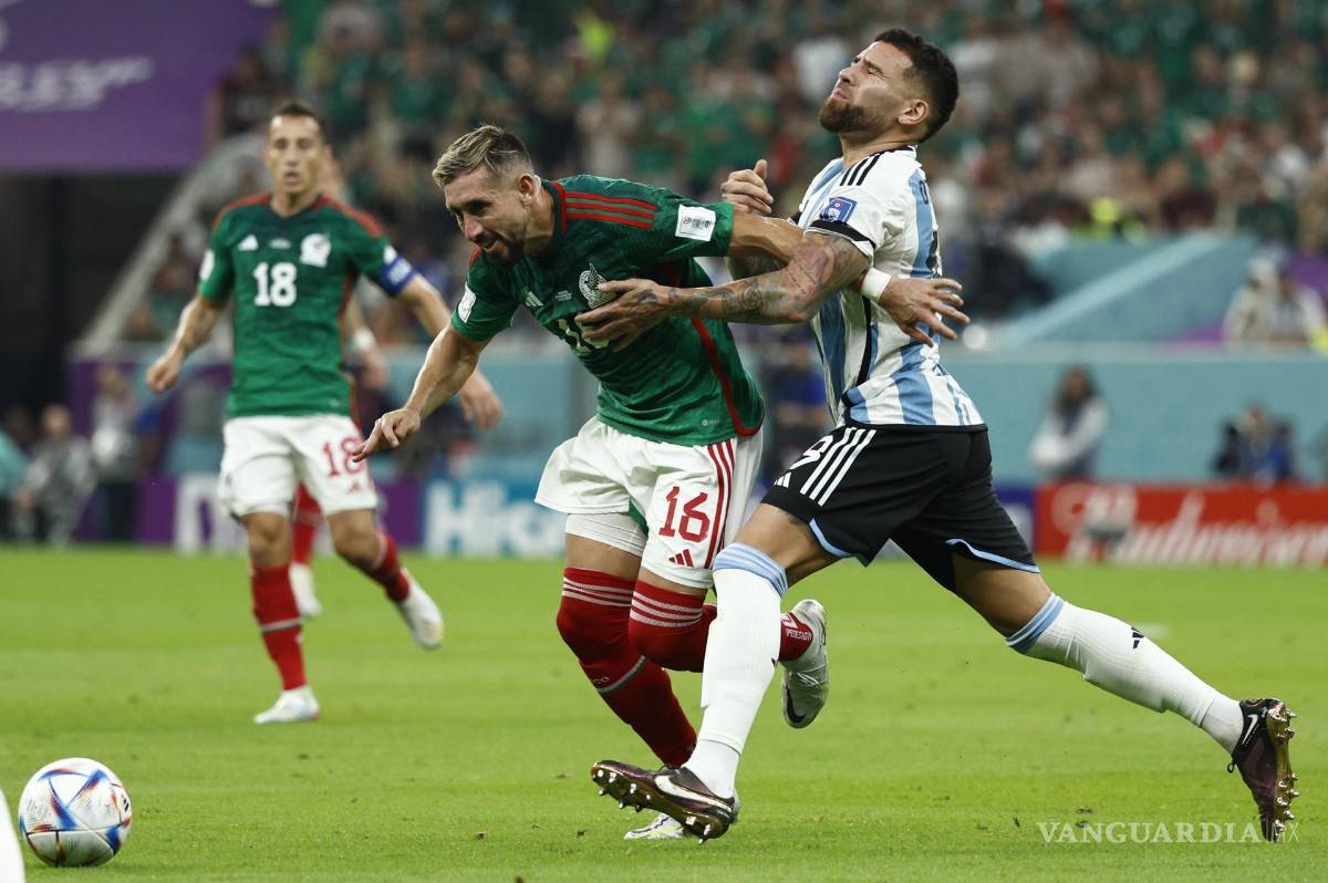 $!Nicolas Otamendi (d) de Argentina disputa un balón con Hector Herrera de México.