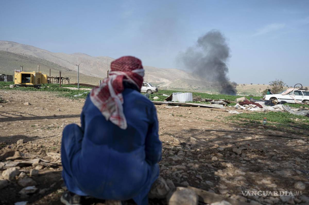 $!Un palestino beduino durante el desalojo de su vivienda, tras varios años de agresiones por parte de colonos israelíes, en la localidad de Ras Ein Al Auja.