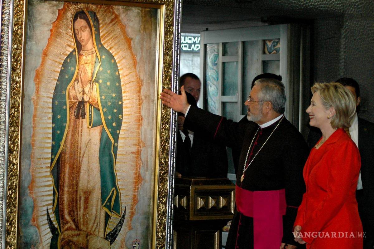 $!Hillary Clinton acompañada por Diego Monroy se dieron cita a las afueras de la Basílica de Guadalupe, en donde la exfuncionaria realizo una visita.