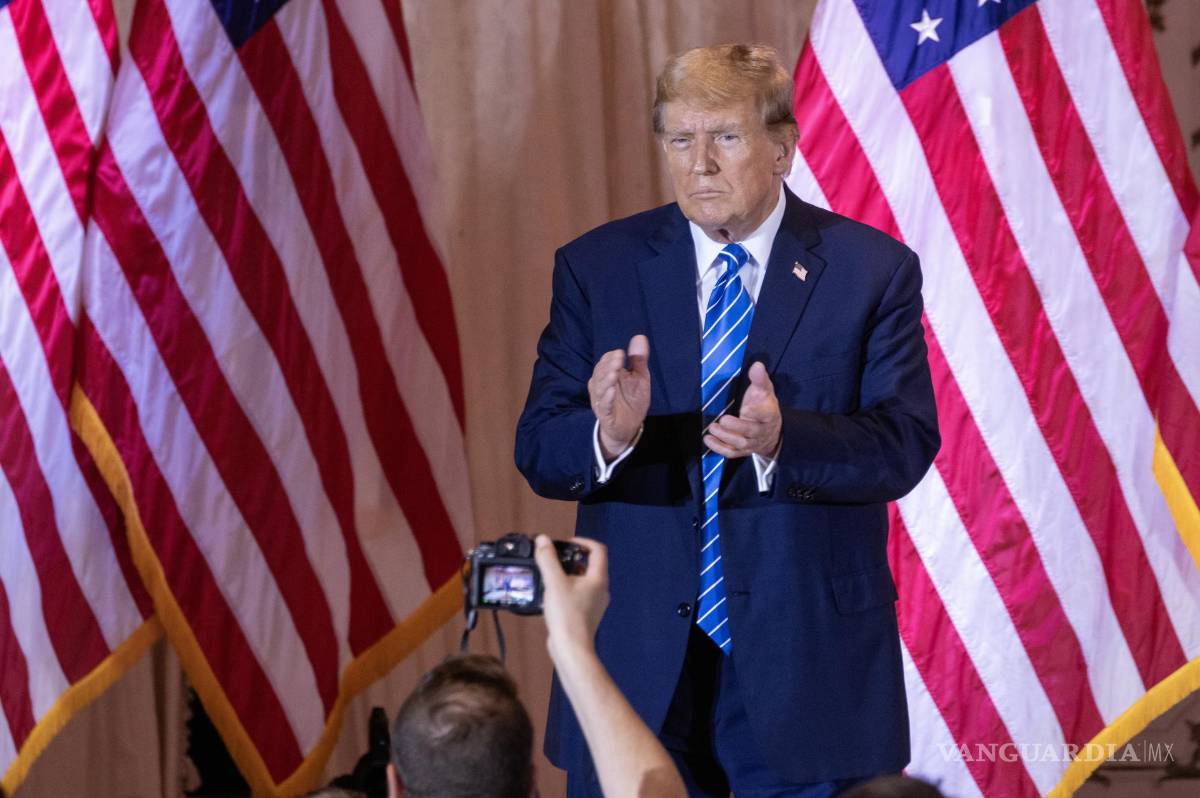 $!Donald Trump aplaude frente a sus seguidores durante la fiesta de vigilancia nocturna electoral del Súper Martes en Mar-a-Lago, Palm Beach, Florida.