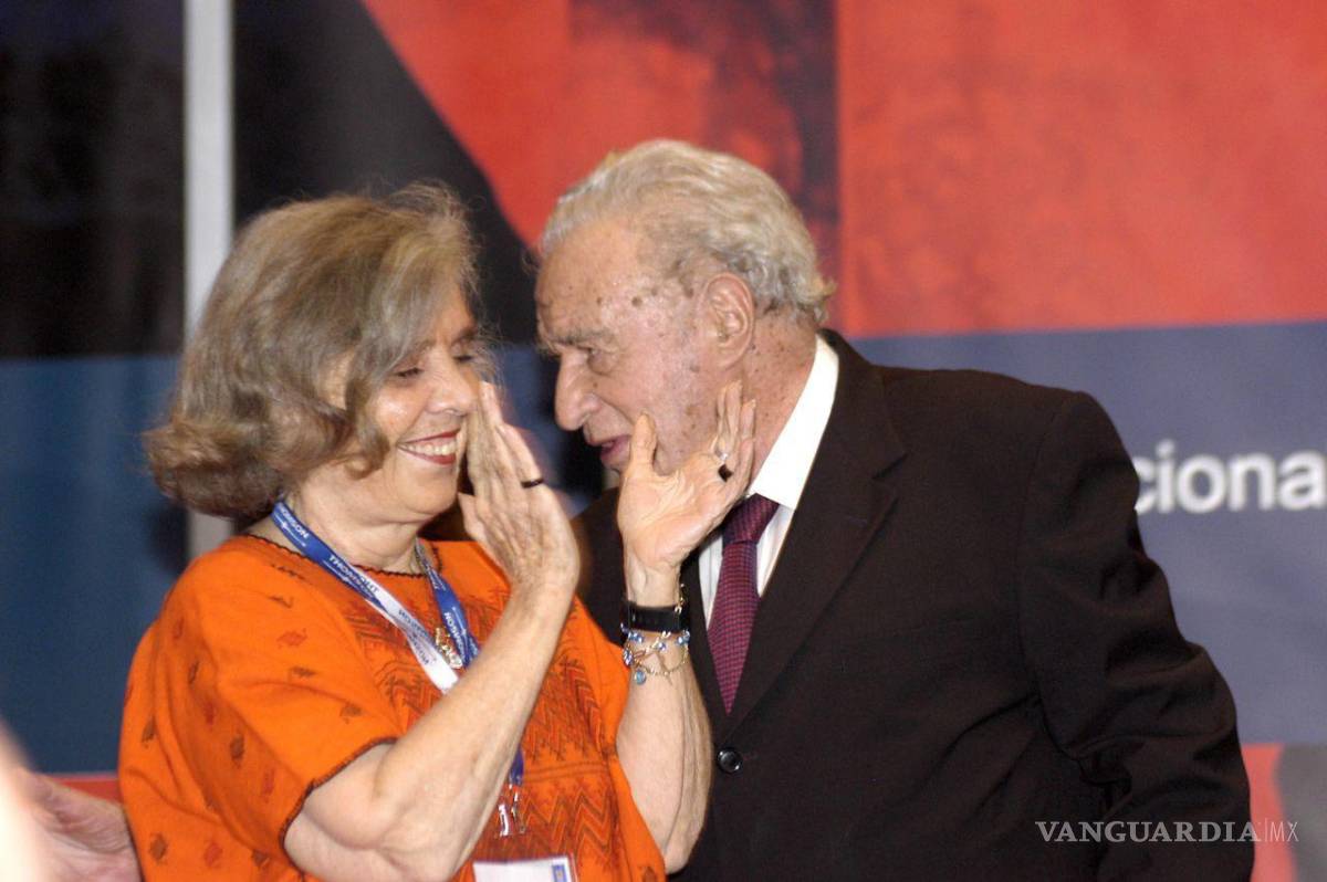$!29NOVIEMBRE2005. XIX Feria Internacional de Libro de Guadalajara homenaje por su a Julio Scherer Garcia, acompañado por Elena Poniatowska.