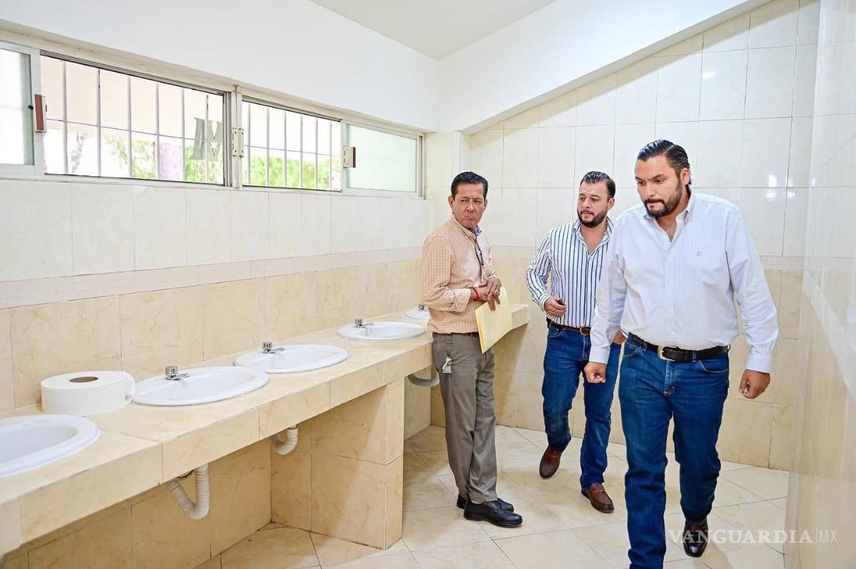 $!Carlos Villarreal supervisa los trabajos junto a su equipo de gobierno.