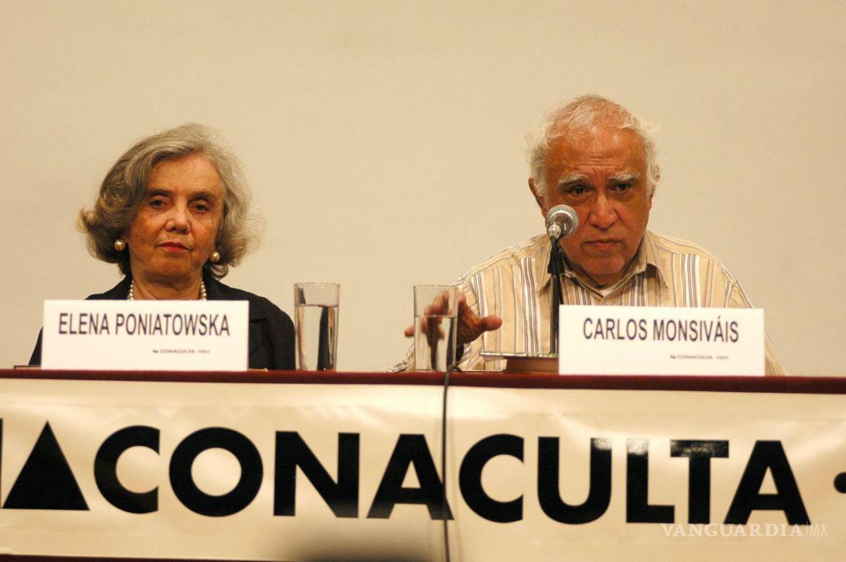 $!04SEPTIEMBRE2005. Carlos Monsiváis a su llegada a la presentación, en el Palacio de Bellas Artes, del libro El perdón imposible.