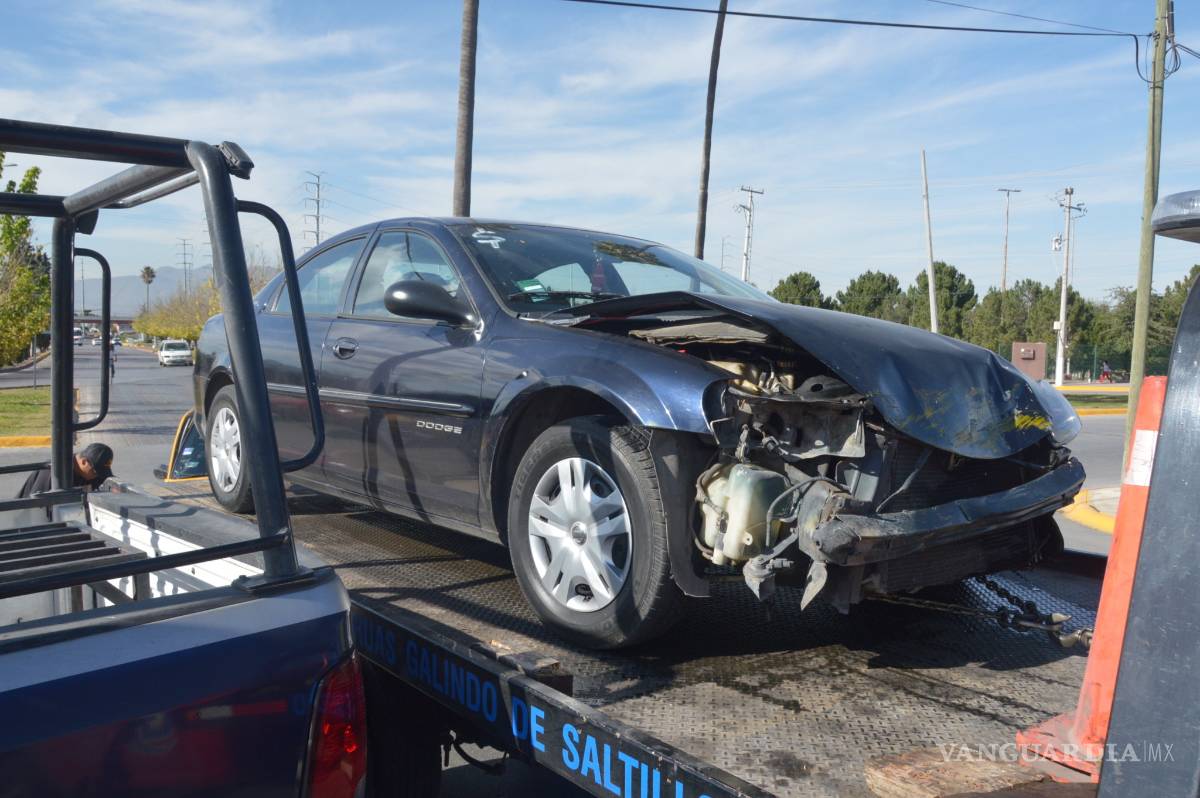 $!Omite hacer alto y se estrella contra taxi