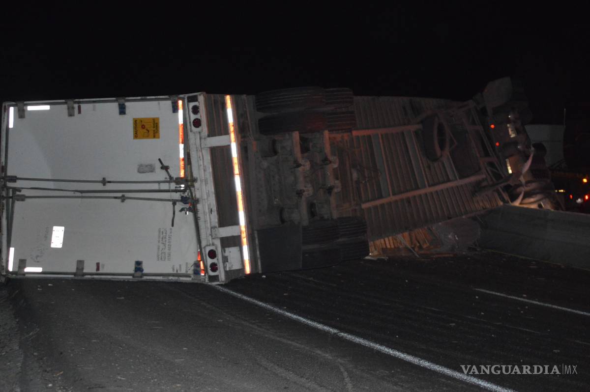 $!Volcadura en Los Chorros provoca cierre de carretera la noche de este viernes