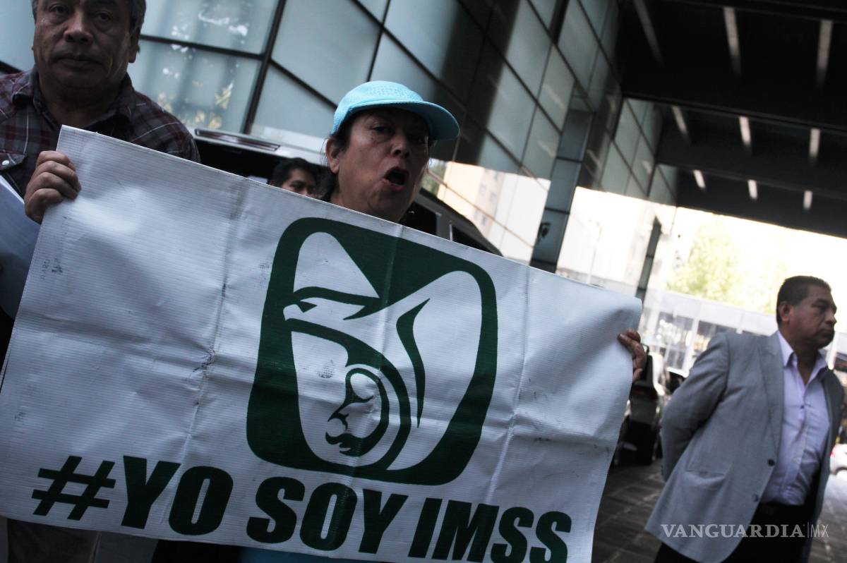 $!CIUDAD DE MÉXICO, 26OCTUBRE2016.- Jubilados del IMSS, que aseguran no han recibido su pensión, protestaron afuera del Hotel Hilton Alameda para exigir a las autoridades tomen cartas en el asunto. Mientras tanto al interior del hotel se realizaba Centésima Séptima Asamblea General Ordinaria del IMSS. FOTO: MARÍA JOSÉ MARTÍNEZ /CUARTOSCURO.COM