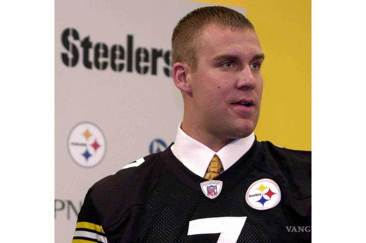 $!La selección de primera ronda de los Pittsburgh Steelers, el mariscal de campo de Miami, Ohio, Ben Roethlisberger el lunes 26 de abril de 2004. AP/Gene J. Puskar