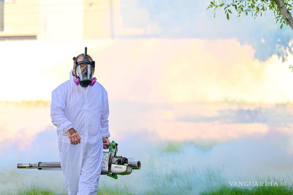 $!Equipos de fumigación trabajan en los patios escolares.