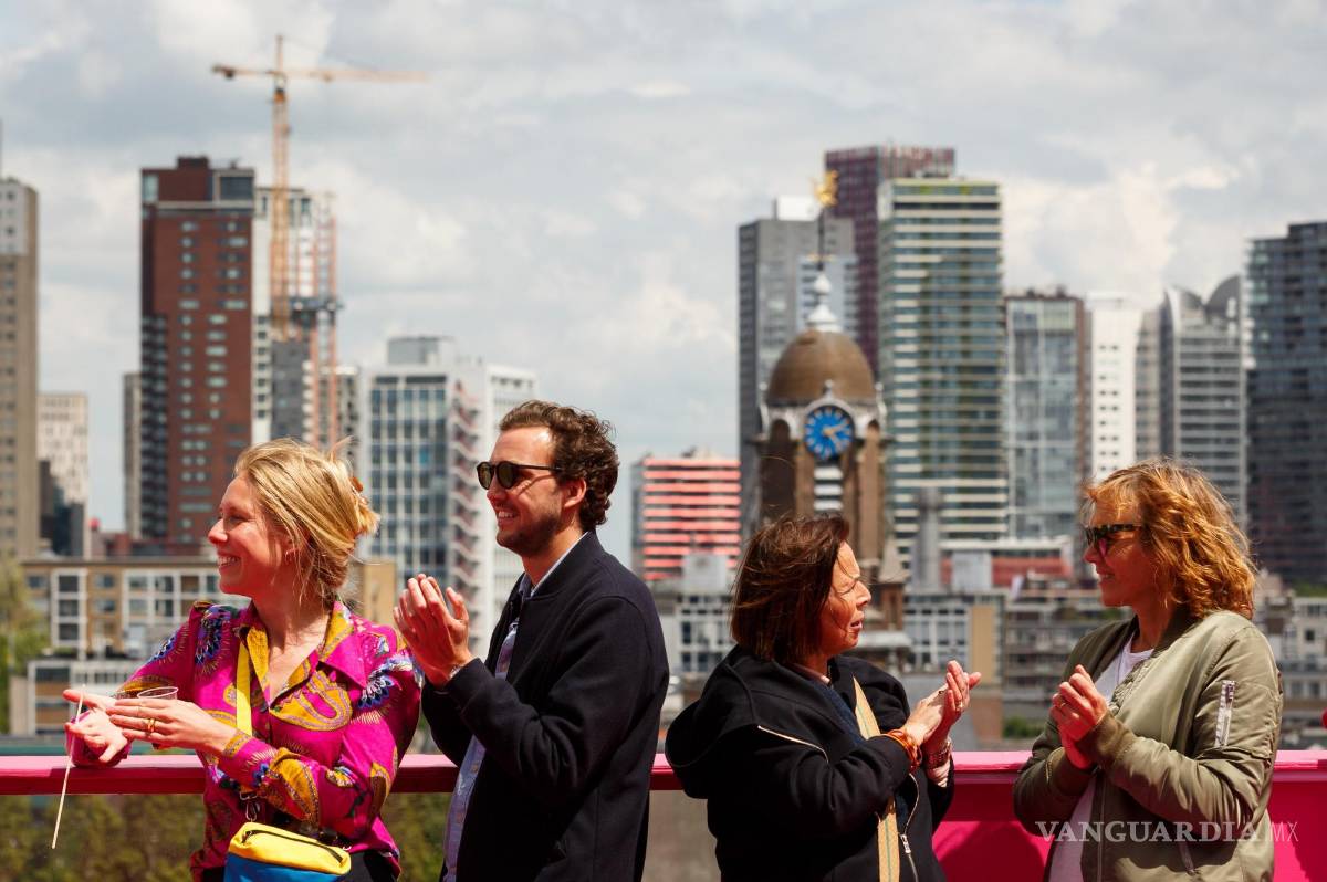 $!Grupo de personas a bordo de una estructura flotante.