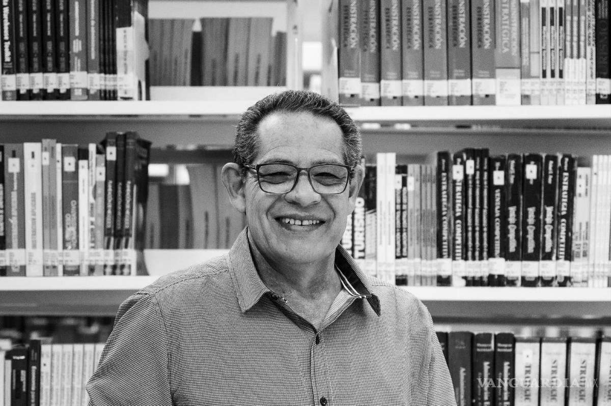 $!Luis Gómez imparte clases de Administración y Finanzas en universidad.