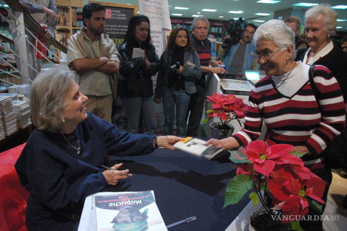 $!17DICIEMBRE2005. La escritora Elena Poniatowska firmó libros en la sucursal de Miguel Ángel de Quevedo del Fondo de Cultura Económica.