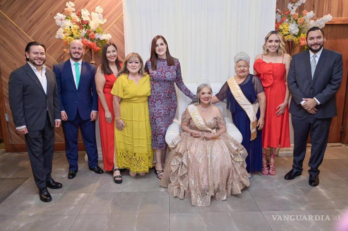 $!Autoridades y asistentes celebran la coronación de la Reina 2025 en Monclova.