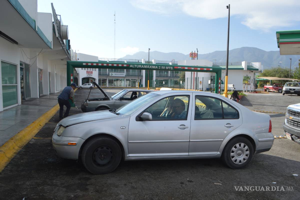 $!Tránsito detiene a pareja que tenía sexo en su auto, en calle de Saltillo