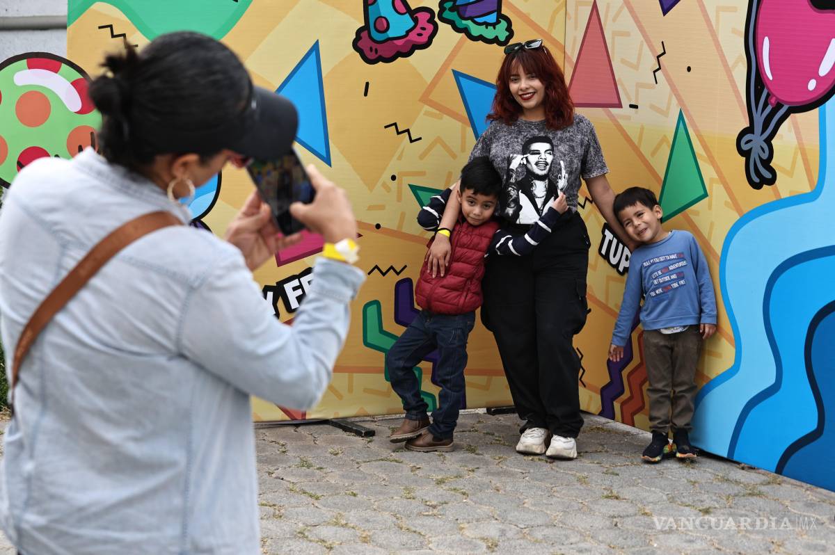 $!Asistentes aprovechando los sets fotográficos para capturar recuerdos del festival.