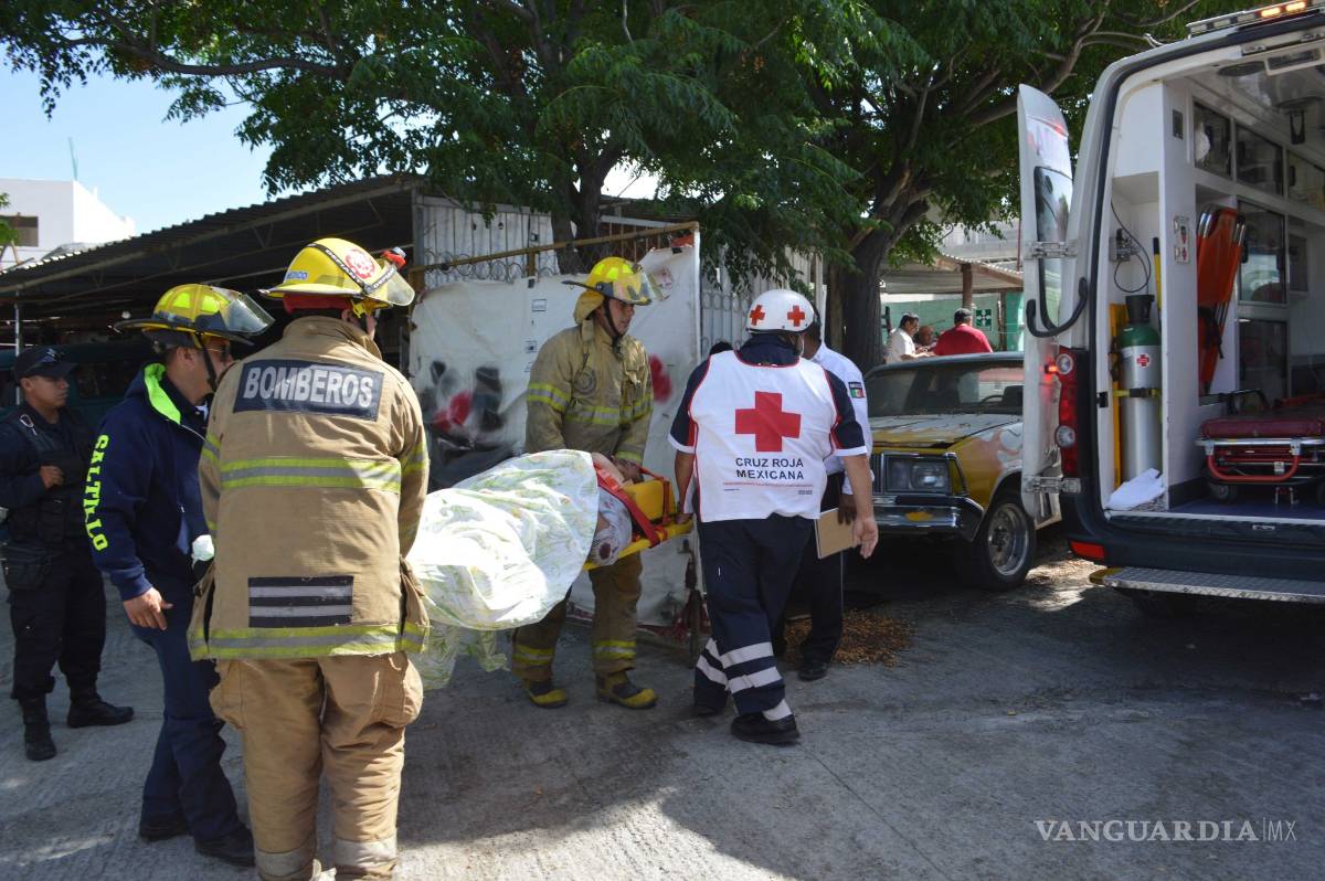 $!Embiste camión sin frenos 2 vehículos en Saltillo; hay 2 lesionados