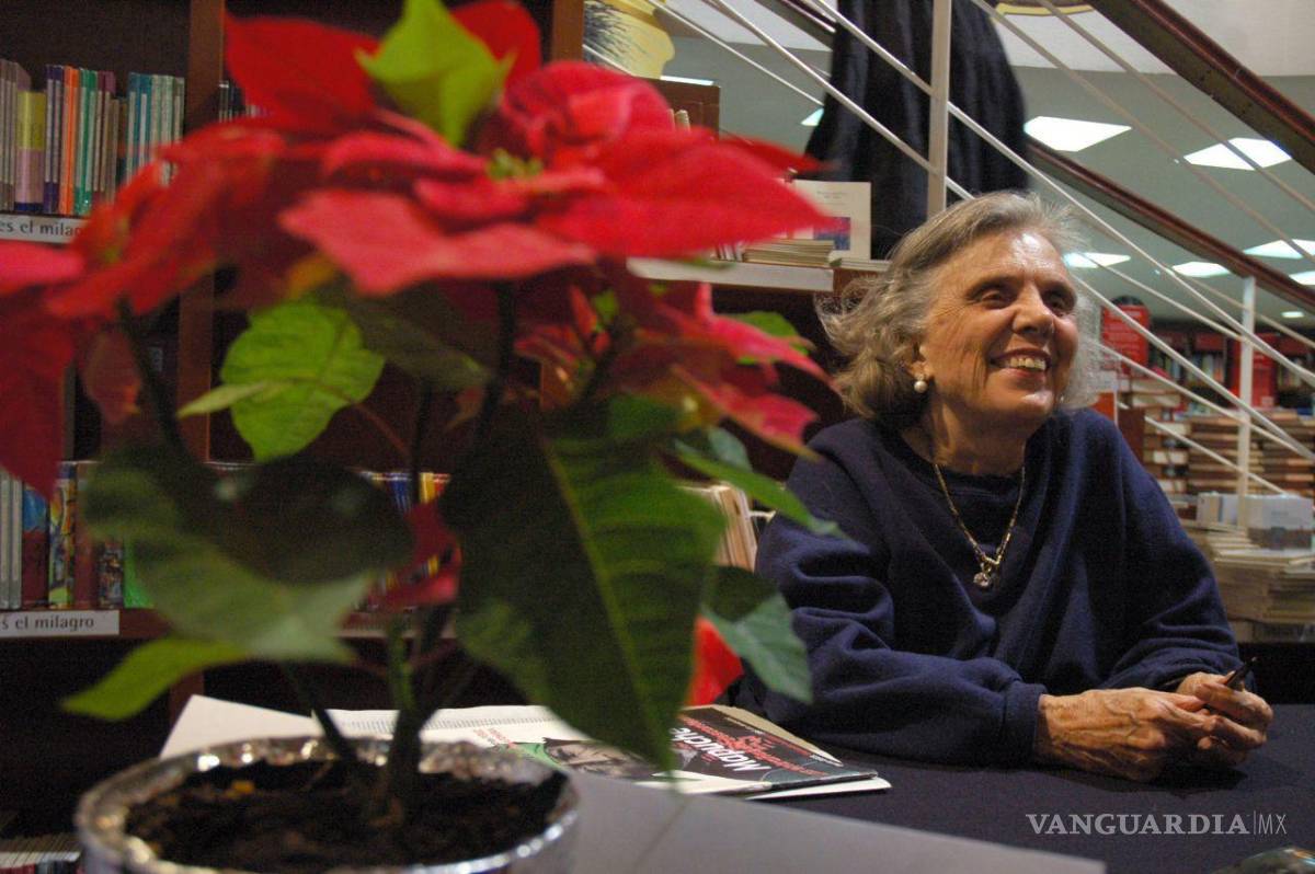 $!17DICIEMBRE2005.- La escritora Elena Poniatowska firmó libros en la sucursal de Miguel Ángel de Quevedo del Fondo de Cultura Económica.