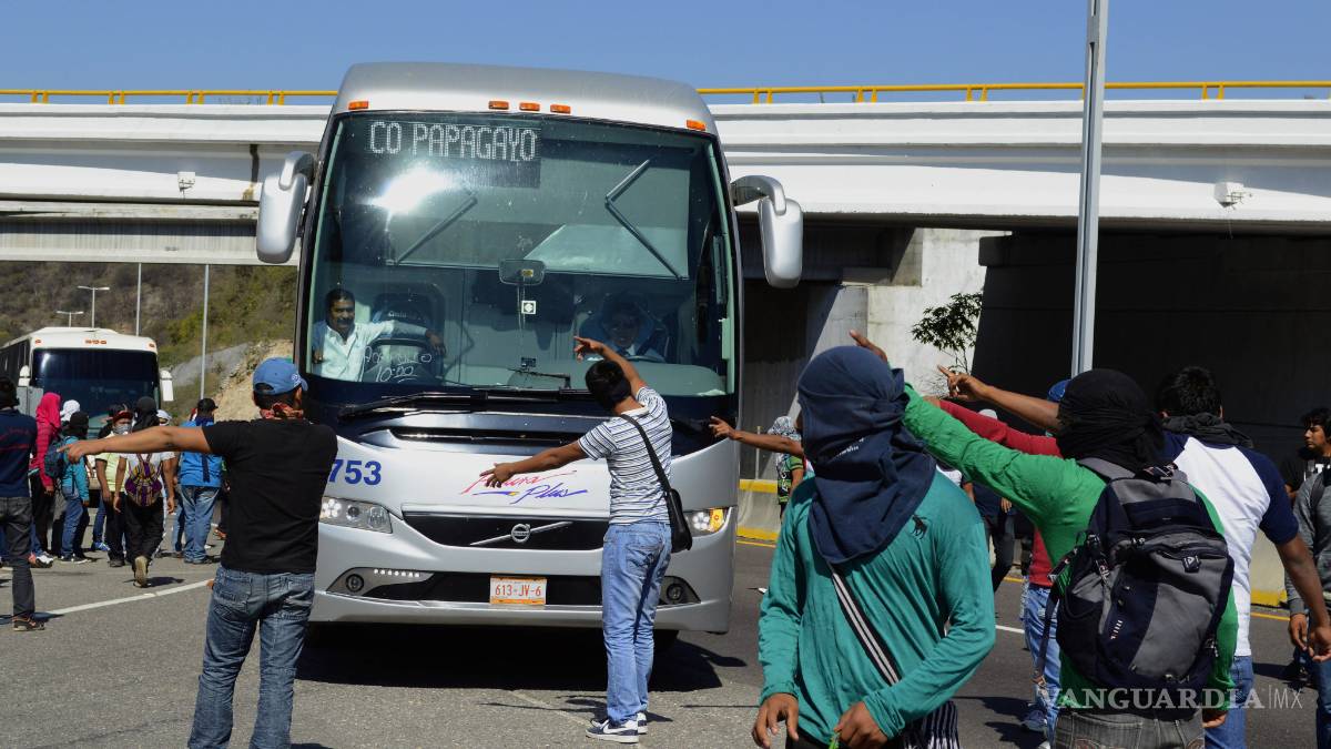 Normalistas de Ayotzinapa roban diésel a camiones en Guerrero