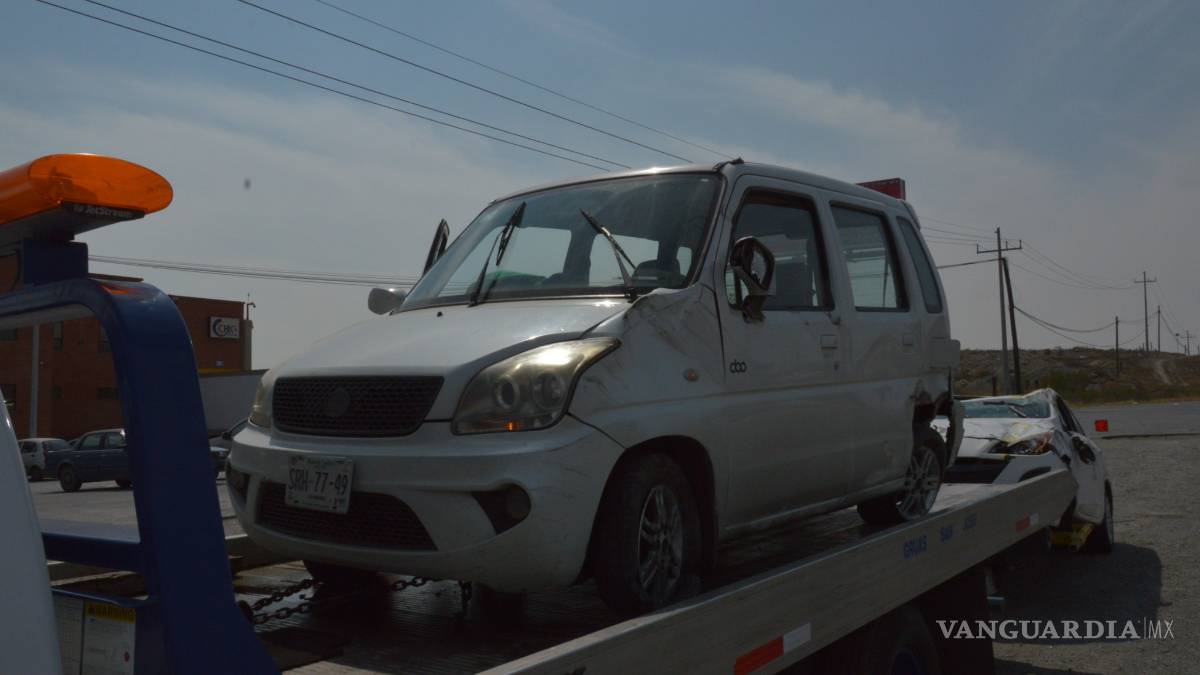 Choque y volcadura dejan a conductor lesionado; otro conductor resulta ileso