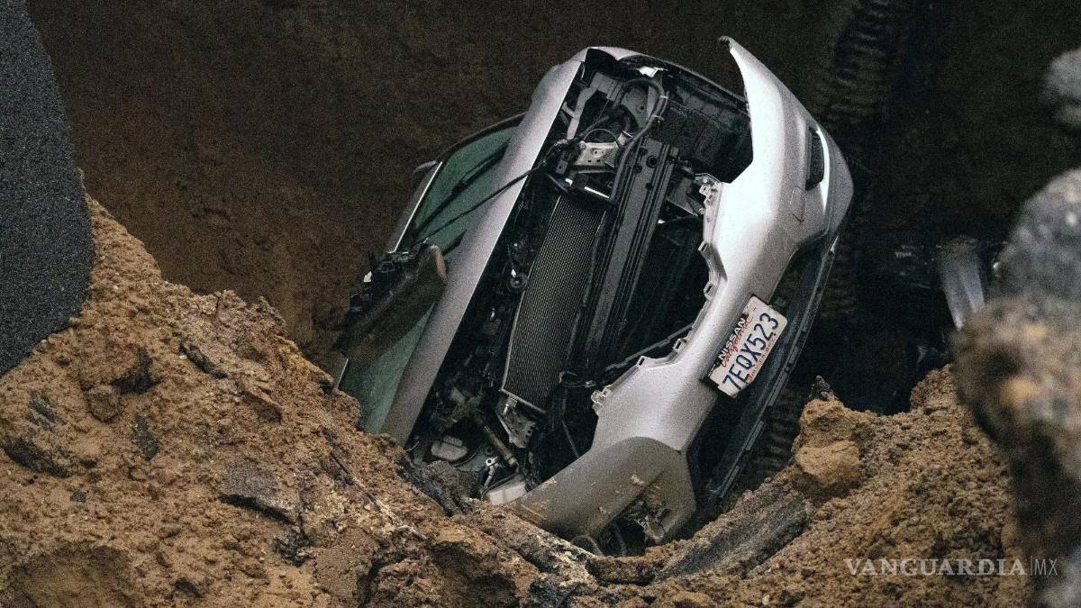 ‘Estamos atrapados aquí’; lluvias, aludes y socavones azotan a California
