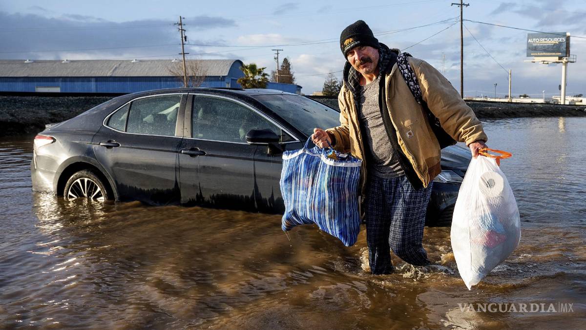 ‘Estamos atrapados aquí’; lluvias, aludes y socavones azotan a California