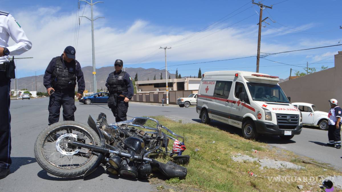 Huyen en moto de la policía y chocan auto